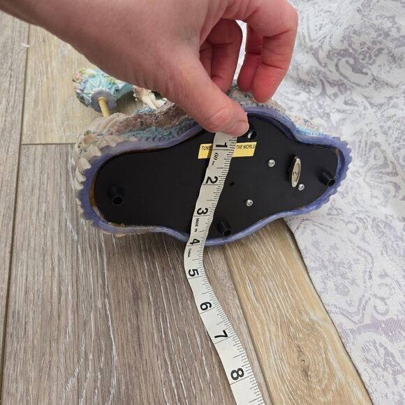 Classic Treasures Horse Carousel Moves Up And Down Love Makes The World Go Round - Picture 3 of 8